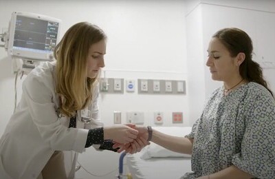 Кодирование Аквилонг в Каргате Врач держит пациентку за руку