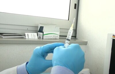 Проведение кодирования Вивитролом в Каргате Шприц с Вивитролом в руках у врача